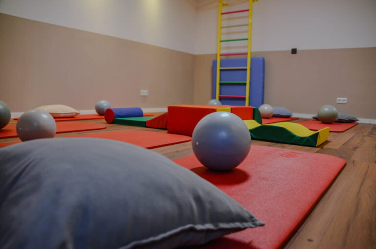 Kursraum mit Gymnastikbällen und Kissen