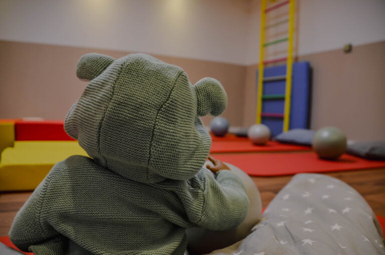 Spielpuppe im Kursraum vor der Sprossenwand