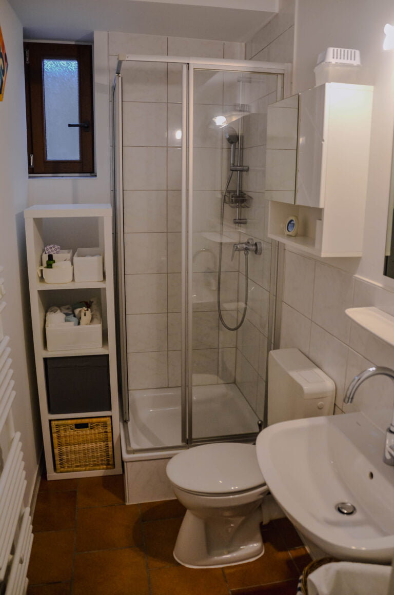 Badezimmer mit Dusche