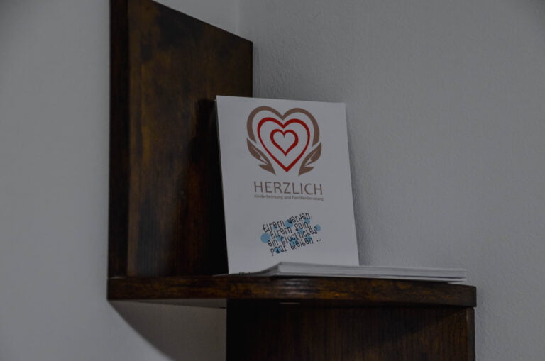 Herzlich-Logo im Eingangsbereich
